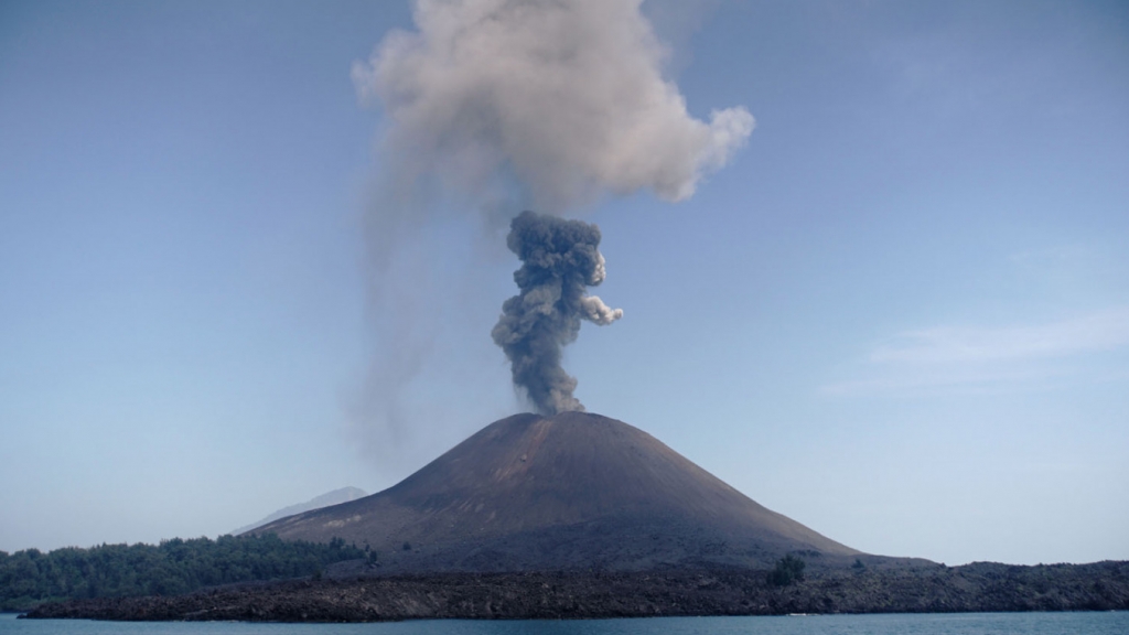Núi lửa Anak Krakatau bất ngờ phun trào ở Indonesia