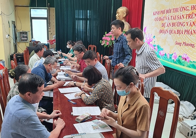 Các hộ dân xã Song Phương nhận tiền hỗ trợ giải phóng mặt bằng dự án đường Vành đai 4