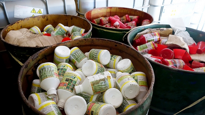 Tiêu hủy 6.160 chai, 60 can và 200 gói thuốc bảo vệ thực vật có chứa chất cấm