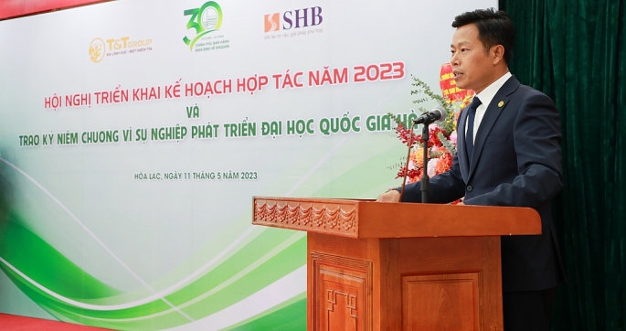 GS.TS Lê Quân ghi nhận và biểu dương những đóng góp, cống hiến của doanh nhân Đỗ Quang Hiển đối với sự phát triển của ĐHQGHN trong nhiều năm qua.