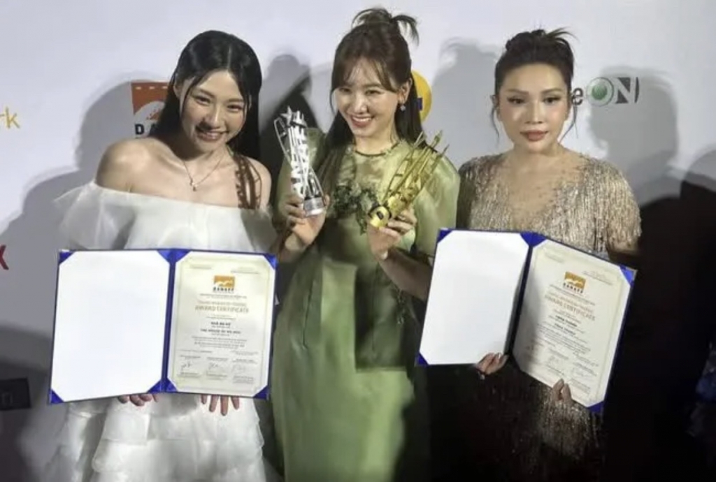 Hari Won đập tan tin đồn chia tay Trấn Thành trên sân khấu Liên hoan phim châu Á Đà Nẵng