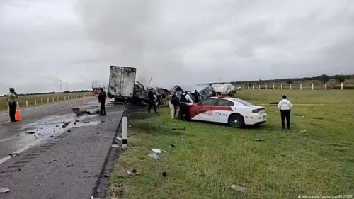 Xe đầu kéo đâm phải xe tải trên đường cao tốc, 26 người thiệt mạng