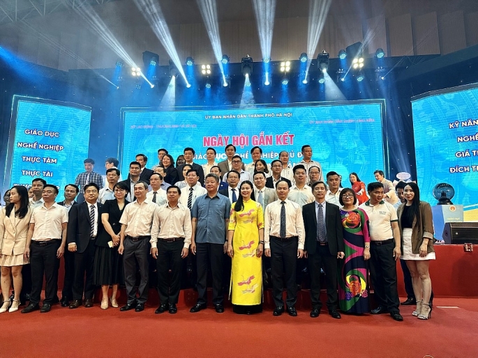 Lãnh đạo thành phố Hà Nội và các cơ sở giáo dục nghề nghiệp, doanh nghiệp tại Ngày hội.
