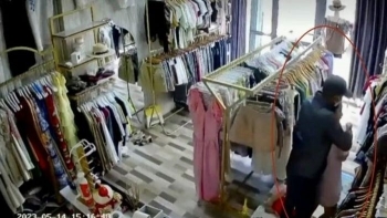 Gã trai dùng dao khống chế nữ chủ cửa hàng quần áo để làm điều xấu