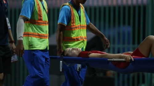 Một cầu thủ nữ Việt Nam phải đi cấp cứu giữa trận đấu chung kết SEA Games 32