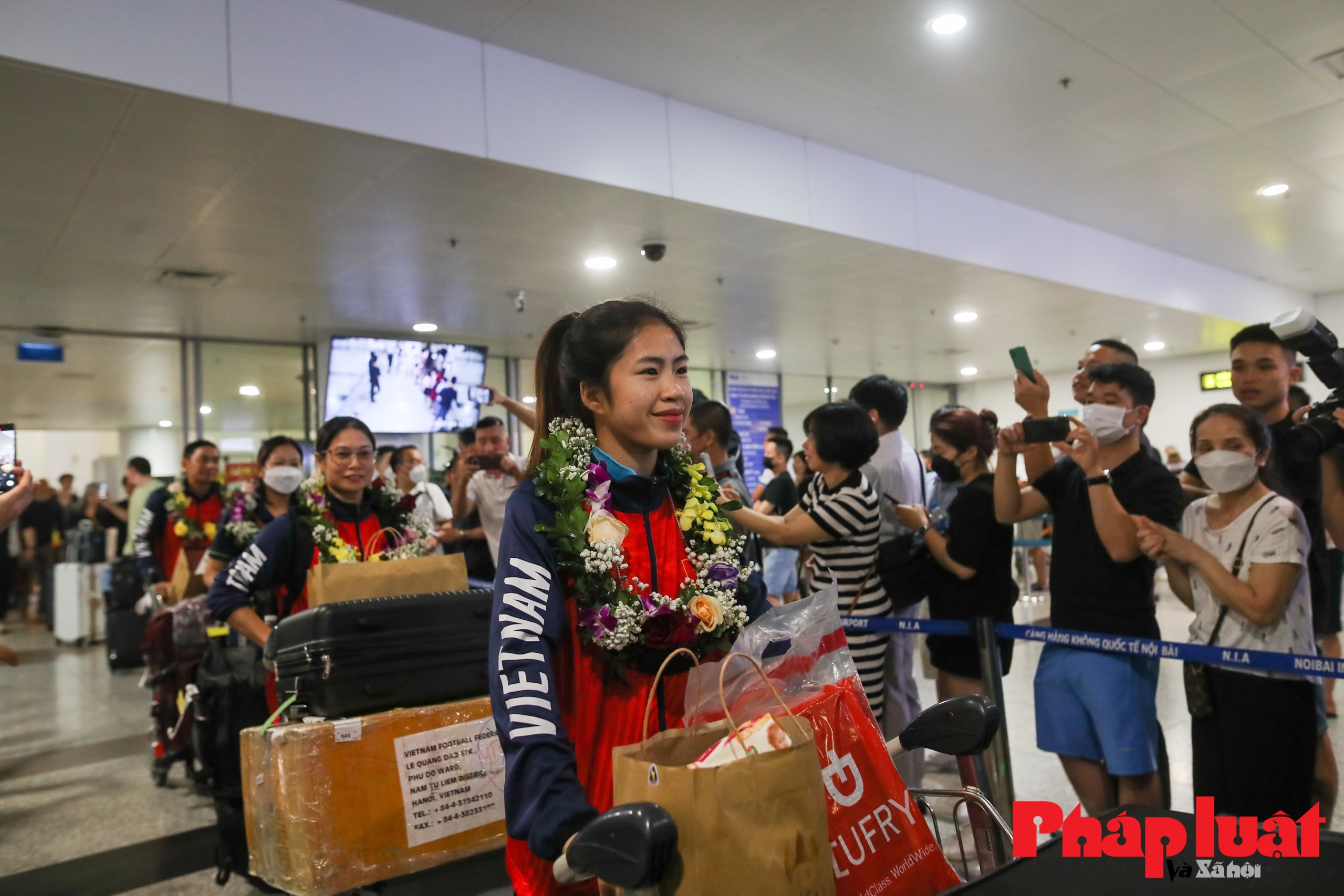 Tuyển nữ Việt Nam rạng ngời trở về nước với kỷ lục 4 lần liên tiếp vô địch SEA Games