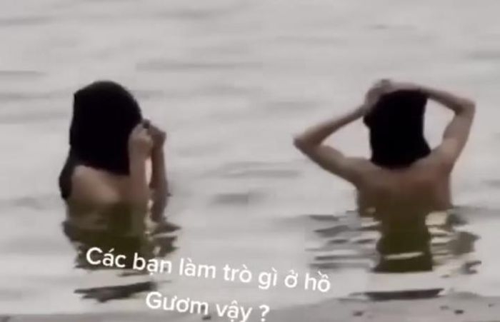 Hình ảnh 2 cô gái tắm được cho là tắm ở Hồ Gươm gây bức xúc. (Ảnh cắt từ clip).