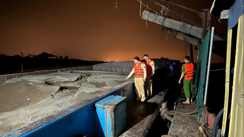 CSGT đường thủy mật phục trong đêm, bắt “cát tặc” trên sông Hồng