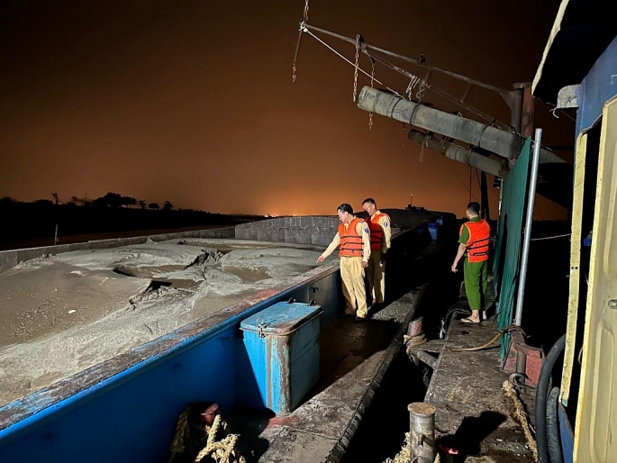 CSGT đường thủy mật phục trong đêm, bắt “cát tặc” trên sông Hồng