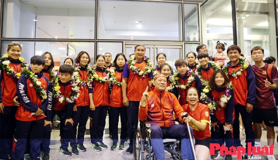 Tuyển nữ Việt Nam rạng ngời trở về nước với kỷ lục 4 lần liên tiếp vô địch SEA Games