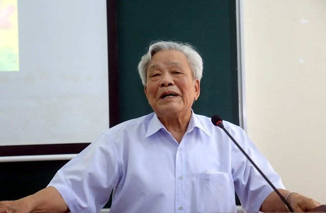Ông Nguyễn Túc, Chủ nhiệm Hội đồng tư vấn về Văn hóa - Xã hội UBTƯ MTTQ Việt Nam giới thiệu các chuyên đề đến các học viên