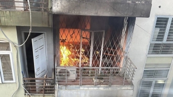 Hà Nội: Cháy nhà 4 tầng lúc sáng sớm, 5 người trèo qua ban công để thoát thân