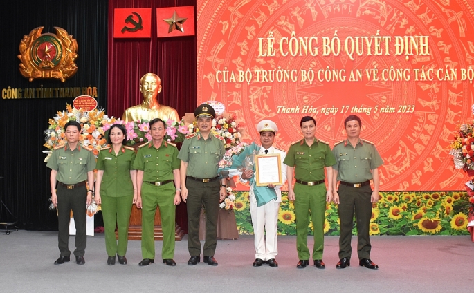 Lãnh đạo Công an tỉnh Thanh Hóa tặng hoa chúc mừng Thượng tá Lê Ngọc Anh giữ chức vụ Phó Giám đốc Công an tỉnh Thanh Hóa