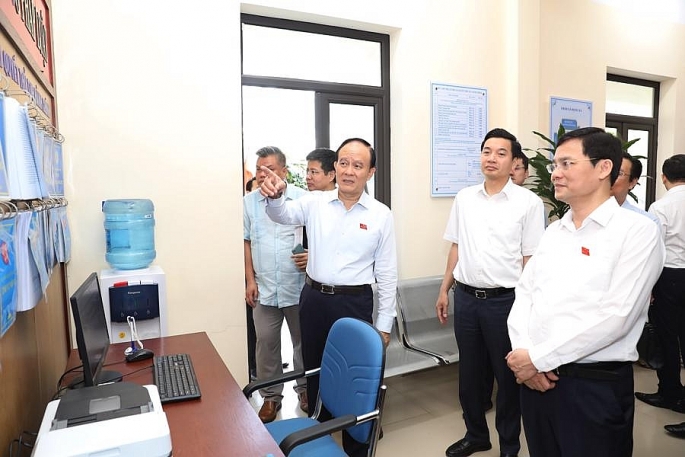 Đoàn giám sát của HĐND Thành phố khảo sát thực tế tại bộ phận Một cửa, UBND huyện Gia Lâm.