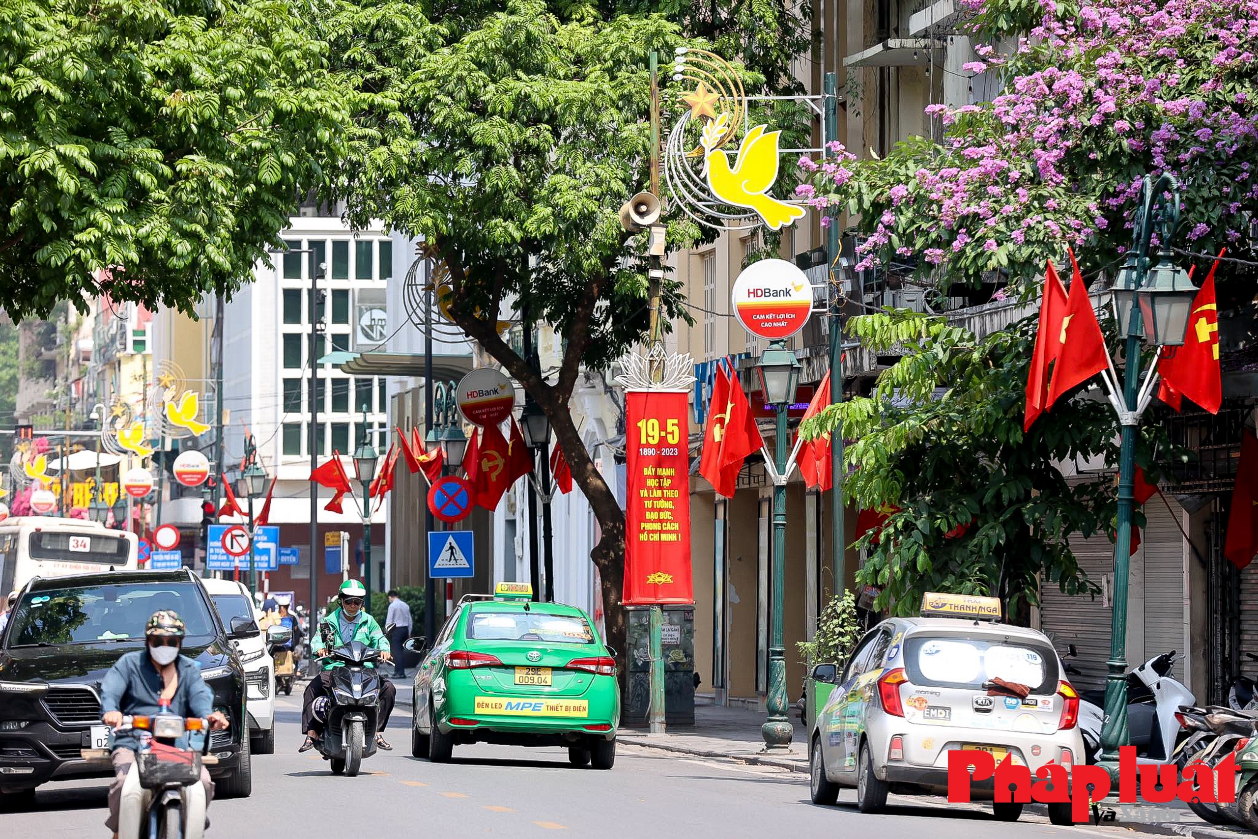 Hà Nội trang hoàng kỷ niệm 133 năm ngày sinh Chủ tịch Hồ Chí Minh