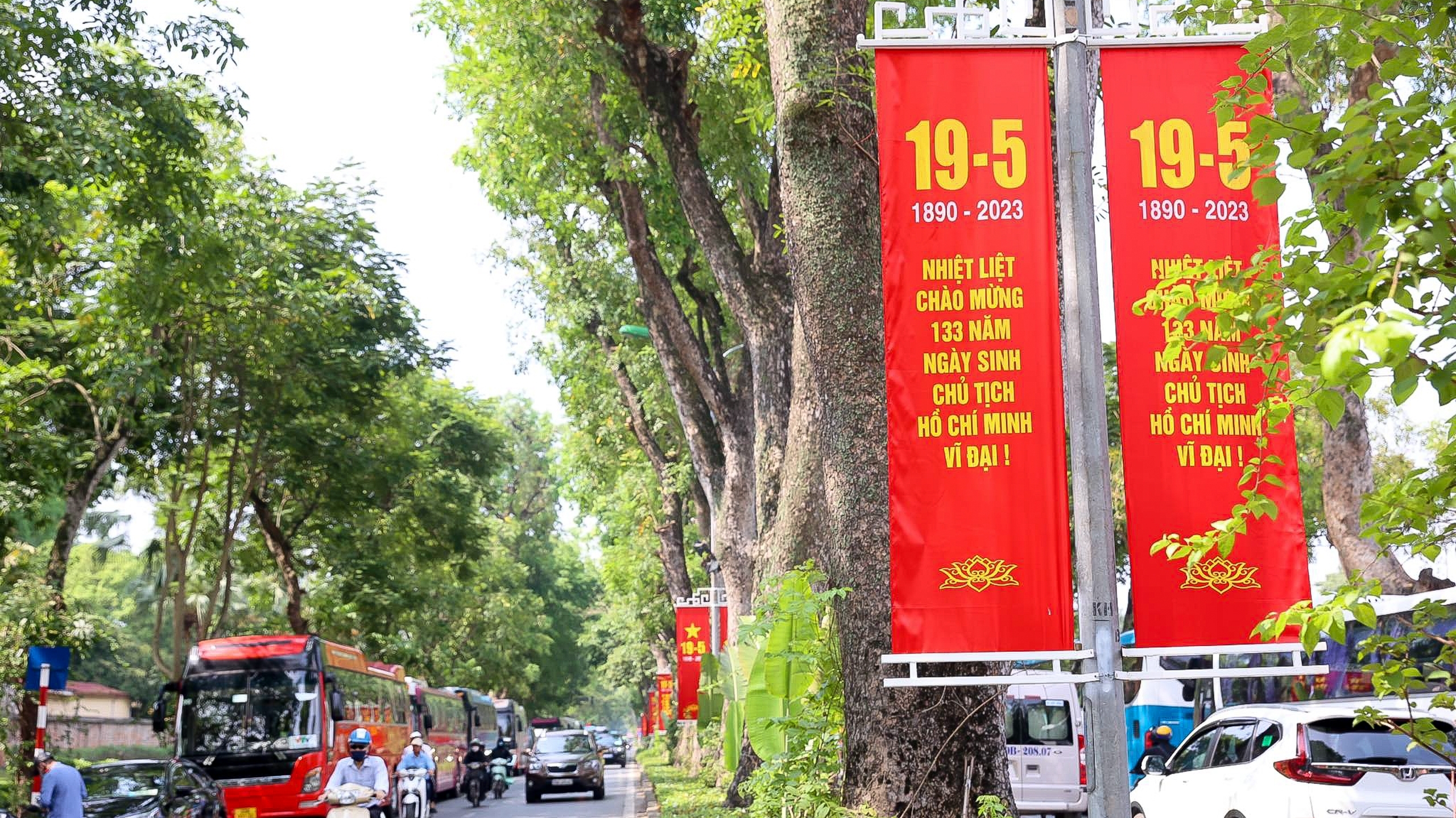 Hà Nội trang hoàng kỷ niệm 133 năm ngày sinh Chủ tịch Hồ Chí Minh