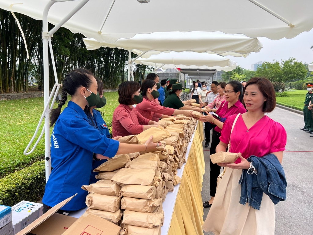 Hà Nội: Tặng quà cho du khách và Nhân dân viếng thăm Lăng Bác nhân dịp các ngày lễ lớn