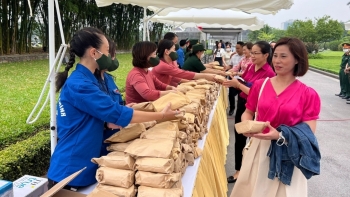 Hà Nội: Tặng quà cho du khách và Nhân dân viếng thăm Lăng Bác nhân dịp các ngày lễ lớn