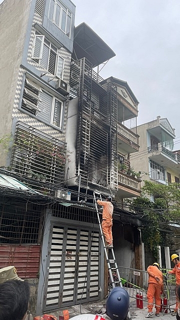 Trong vụ cháy ở Hà Đông, Hà Nội, phía trước ngôi nhà bị bọc kín bằng chuồng cọp khiến lực lượng chữa cháy gặp nhiều khó khăn khi tiếp cận