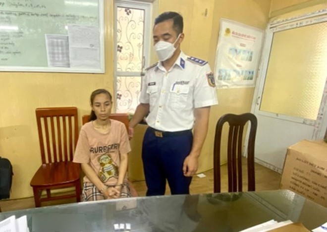 Cảnh sát biển Việt Nam bắt quả tang Nguyễn Việt Trinh tàng trữ trái phép chất ma túy