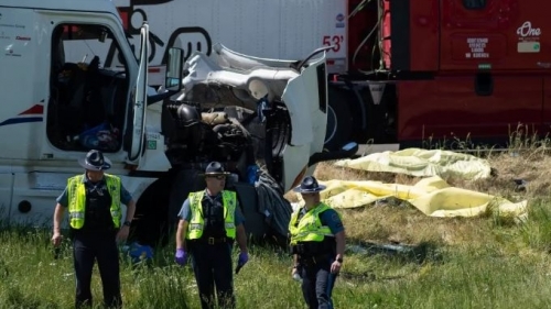 Xe bán tải đâm vào xe van chở khách khiến 7 người tử vong