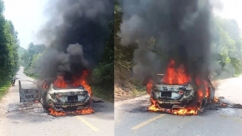 Ô tô chở 5 người bất ngờ bốc cháy ngùn ngụt khi đang lưu thông trên đường