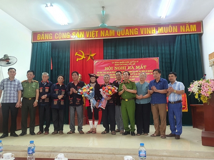 Đại tá Kiều Quang Phương (thứ 4 từ phải qua) - Trưởng Công an huyện Ba Vì cùng các đại biểu tại lễ ra mắt. Ảnh:H. Đạt 