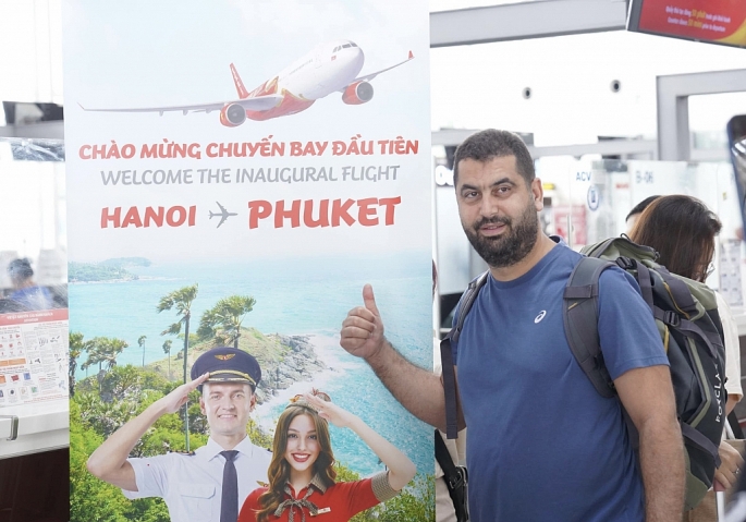 Hành khách hào hứng với chuyến bay đầu tiên kết hối Hà Nội - Phuket