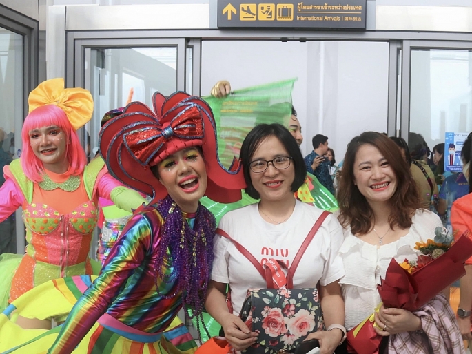Hành khách hào hứng với chuyến bay đầu tiên kết hối Hà Nội - Phuket