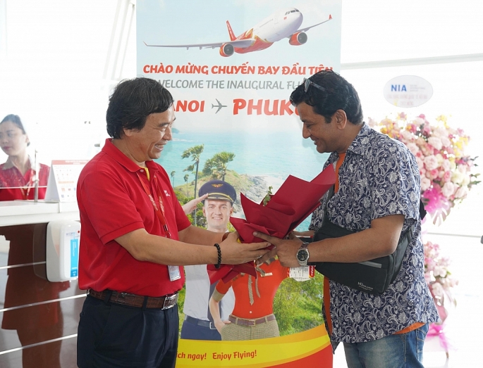 Phó Tổng giám đốc Vietjet Nguyễn Đức Thịnh chào mừng các hành khách trên chuyến bay khai trương Hà Nội - Phuket