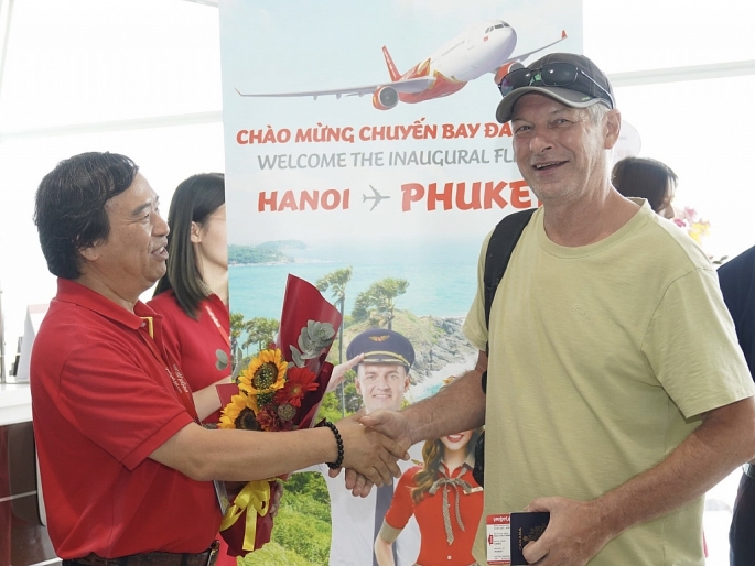 Phó Tổng giám đốc Vietjet Nguyễn Đức Thịnh chào mừng các hành khách trên chuyến bay khai trương Hà Nội - Phuket