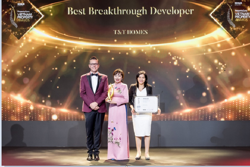 Bà Bùi Thị Minh Tâm - Tổng Giám đốc T&T Homes (giữa) nhận giải thưởng “Nhà phát triển  bất động sản đột phá nhất Việt Nam 2022”.