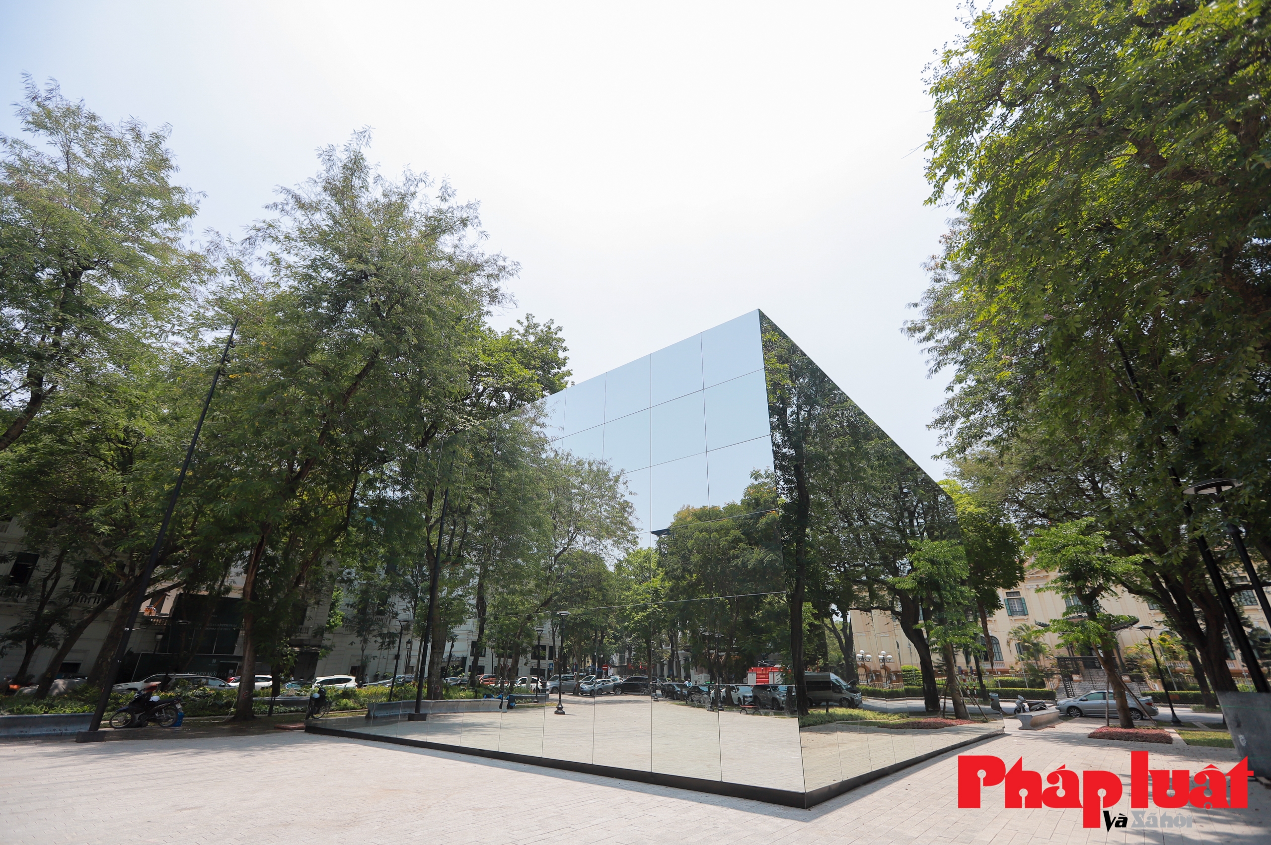 Nhà gương kính 3D khổng lồ độc đáo, thu hút du khách tại Hà Nội