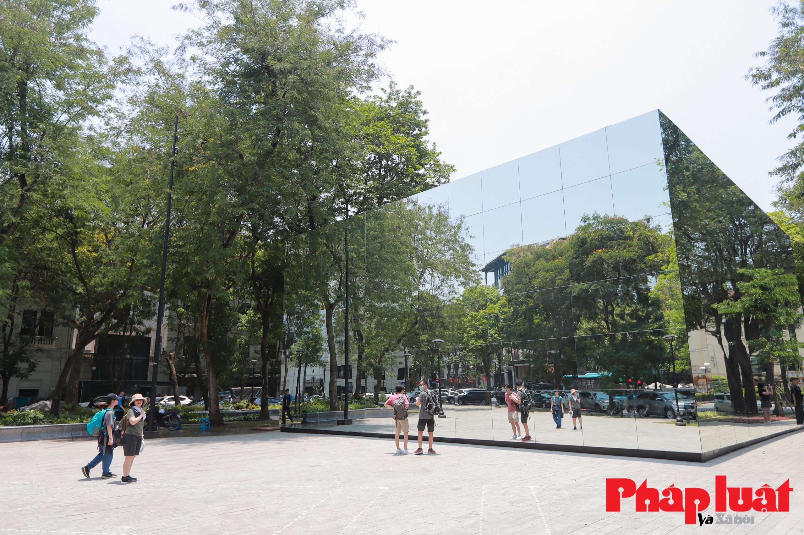 Nhà gương kính 3D khổng lồ độc đáo, thu hút du khách tại Hà Nội