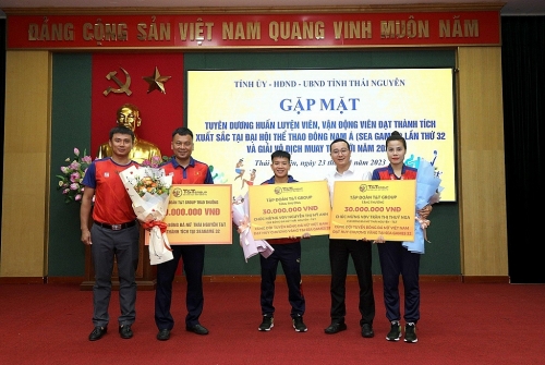 2 cầu thủ nữ Thái Nguyên T&T nhận thưởng sau khi giành vàng tại SEA Games 32