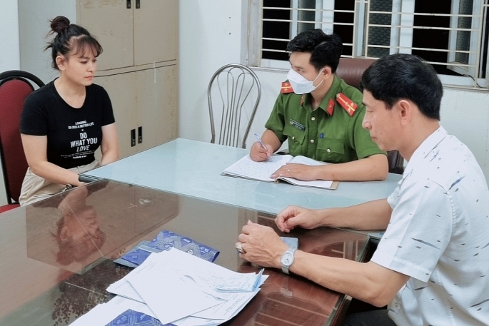 Nguyễn Thị Thuý (áo đen) tại cơ quan công an.