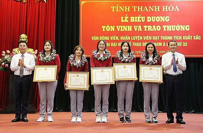 Lãnh đạo tỉnh Thanh Hoá trao bằng khen và phần thưởng cho các vận động viên giành HCV Seagame