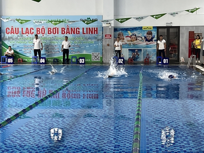 Các vận động viên tham gia thi đấu tại Giải Bơi “Tay Ho Aqualighter” lần I năm 2023. Ảnh: Ánh Tuyết