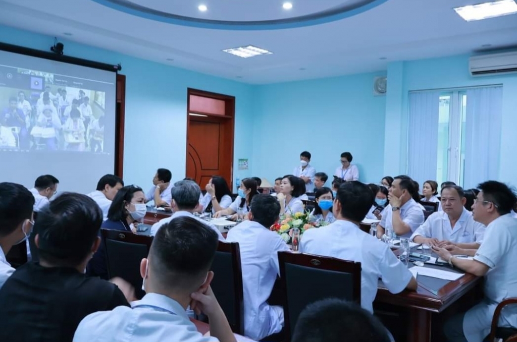 Các Bác sĩ tiến hành Hội chẩn với chuyên gia Bệnh viện Việt Đức Hà Nội. Ảnh BV cc