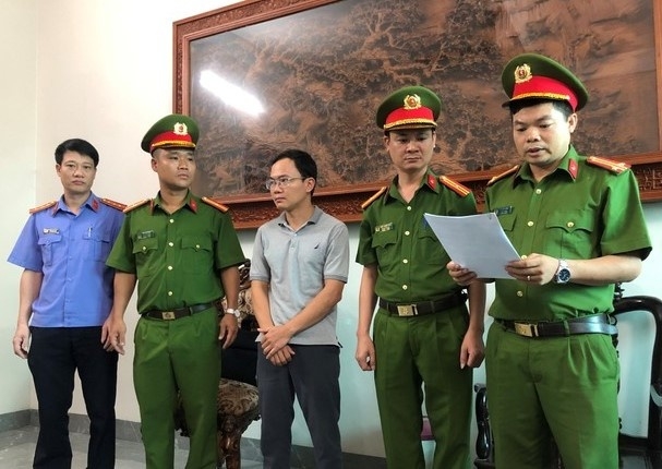 Nguyên Giám đốc Trung tâm đăng kiểm xe cơ giới 90.02D tại Hà Nam bị bắt về tội Giả mạo giấy tờ
