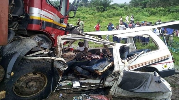 Xe buýt đâm trực diện xe tải trên đường cao tốc, 16 người thiệt mạng