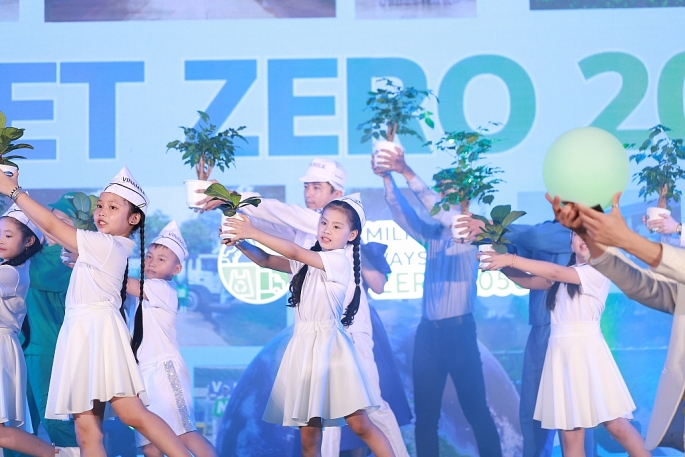 Các nhân viên nhà máy và trang trại cùng tham gia tiết mục biểu diễn bài hat Heal the world với các em thiếu nhi, thể hiện sự đồng lòng cho mục tiêu Net Zero vì một trái đất tươi đẹp, bền vững hơn.