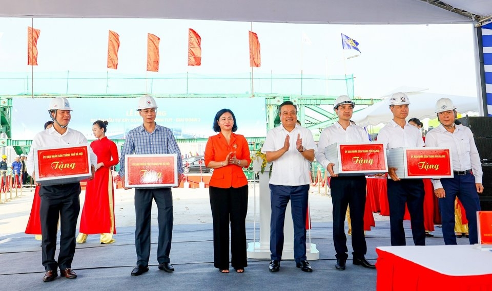 Đại diện lãnh đạo TP Hà Nội trao quà cho chủ đầu tư cùng với nhà thầu thi công.