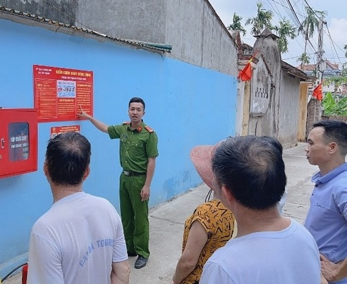 Công an xã Chu Minh tuyên truyền kiến thức PCCC & CNCH cho các hộ dân.