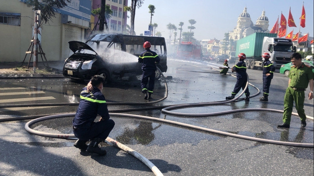 Hải Phòng: Ô tô 9 chỗ bất ngờ bốc cháy dữ dội trên đường