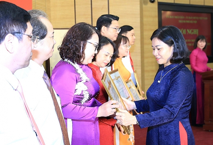 Phó Bí thư Thường trực Thành ủy Hà Nội Nguyễn Thị Tuyến trao Bằng khen tặng các tập thể có thành tích xuất sắc