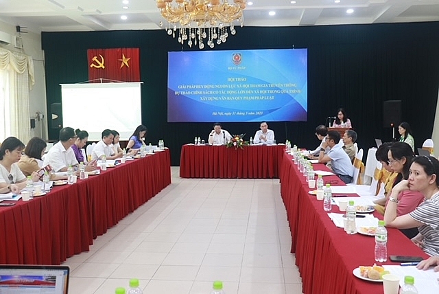 -	Bà Phạm Thị Thanh Hương, PGĐ Sở Tư pháp TP Hà Nội đóng góp ý kiến tại Hội thảo 