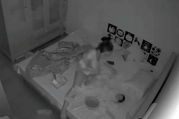 Camera ghi lại hành vi bạo hành của bảo mẫu với cháu bé 1 tháng tuổi