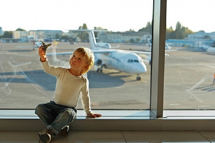 Cho trẻ đi máy bay cần chuẩn bị những giấy tờ gì?
