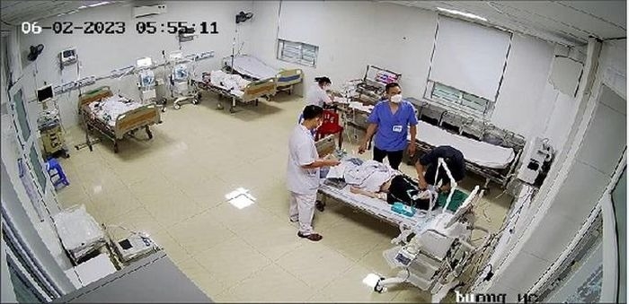Các bệnh nhân được đưa đến Bệnh viện Kiến An cấp cứu.